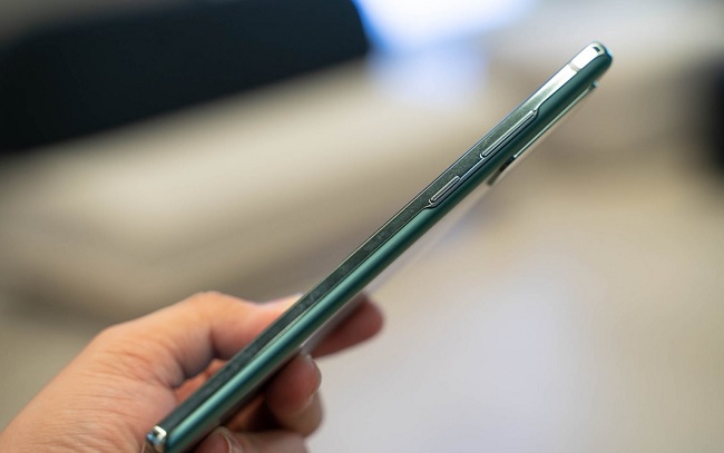 Cạnh phải dòng Galaxy Note 20 vẫn là các phím bấm vật lý