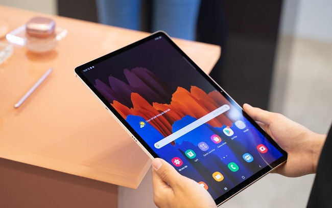 Và khi cầm Galaxy Tab S7+ trên tay