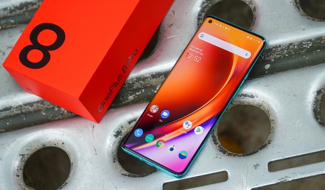 OnePlus 8 Pro 5G sở hữu màn hình hiển thị chất lượng cực tốt, độ phân giải cao, tốc độ làm tươi mới 120Hz đem đến những trải nghiệm tuyệt vời cho người dùng