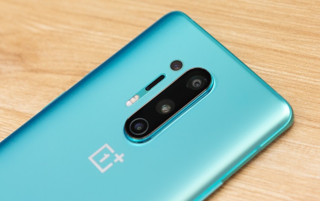 Mặt sau của máy nổi bật với cụm camera nằm chính giữa và hơi lồi lên. Có 3 cảm biến bên trong cụm này và 1 cảm biến thứ 4 được đặt bên ngoài cạnh đèn flash LED