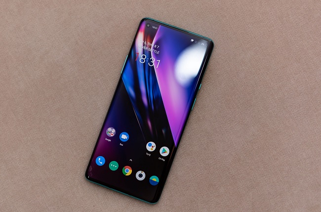 Mặt trước của OnePlus 8 Pro 5G