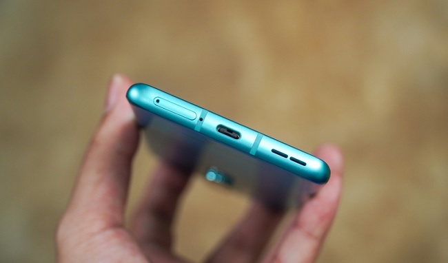 Cạnh đáy với khay cắm sim, mic thoại, cổng kết nối USB-C, loa ngoài và không còn jack tai nghe 3.5mm