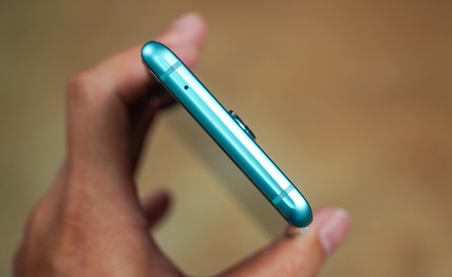 Đỉnh máy có một micro và hai dải ăng ten