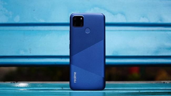 Realme C12 khá dày và nặng