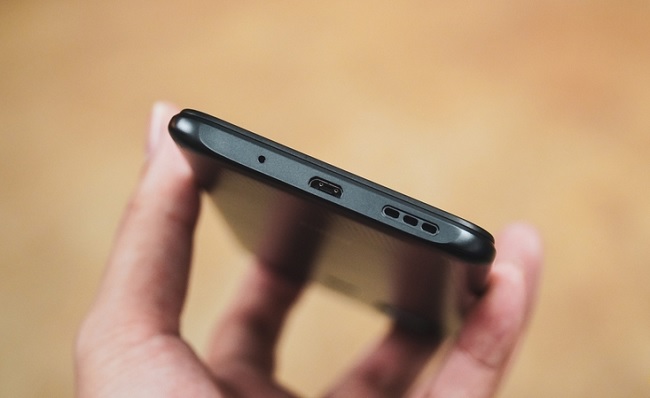 Cạnh đáy máy là micro, loa ngoài và cổng kết nối microUSB