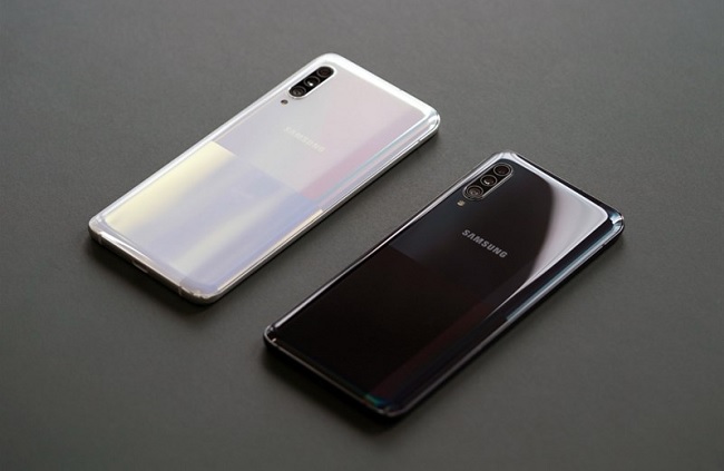 Mặt lưng được chia ra làm bốn khu vực màu sắc khác nhau và có thể thay đổi khi xoay máy