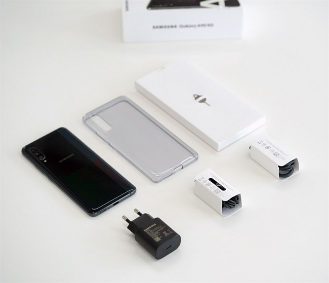 Sở hữu viên pin lớn 4.500 mAh cùng sạc nhanh 25W