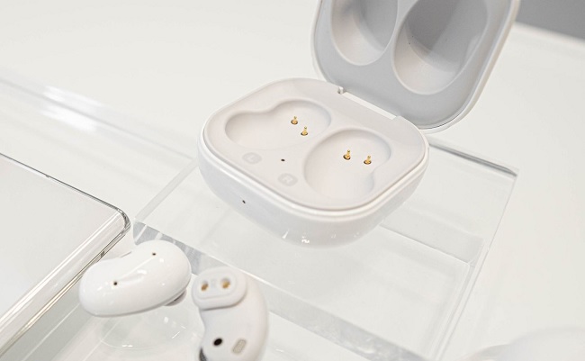 Thời lượng pin của Buds Live tương đương với AirPods Pro của Apple