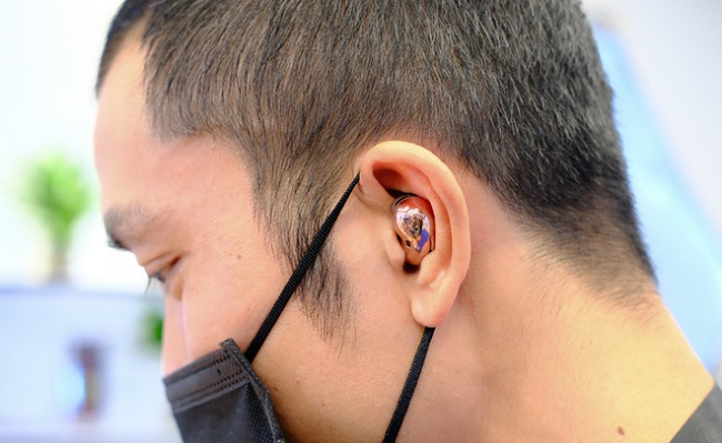 Galaxy Buds Live khi được đeo lên tai
