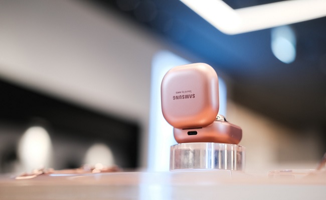 Cổng sạc có dây được gắn ở cạnh sau của hộp sạc