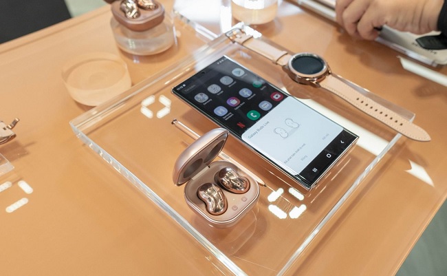 Galaxy Buds Live màu đồng bên cạnh Galaxy Note 20 và Galaxy Watch 3