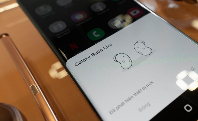 Người dùng có thể khởi động Galaxy Buds Live bằng giọng nói qua trợ lý ảo Bixby