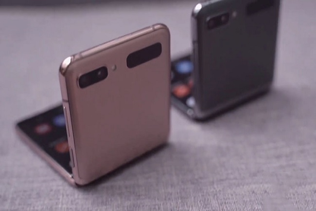 Cạnh phải của máy được bố trí nút nguồn và phím tăng giảm âm lượng