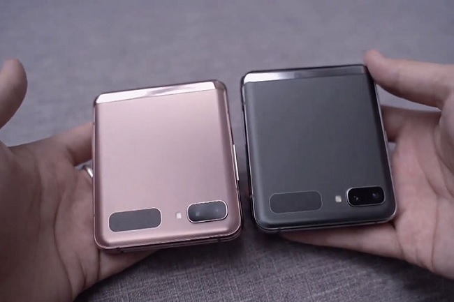 Mặt ngoài của Galaxy Z Flip 5G với màn hình phụ và camera kép