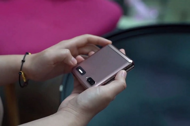 Galaxy Z Flip 5G nhỏ gọn trong lòng bàn tay khi gập lại