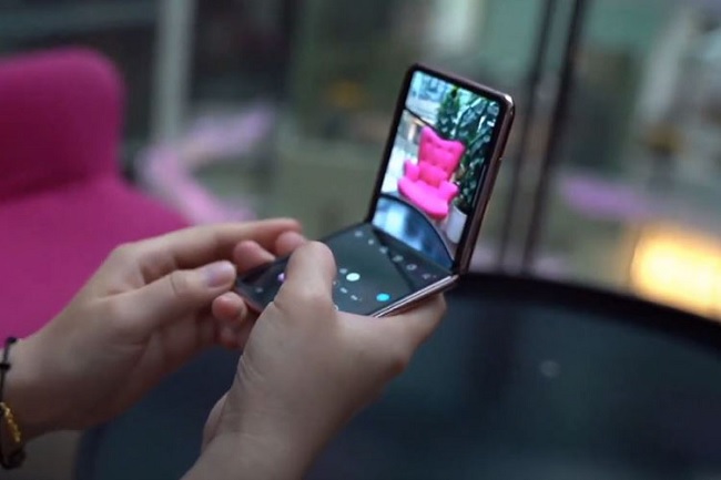 Sử dụng Galaxy Z Flip 5G với chế độ tay cầm