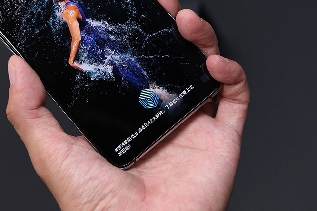 Cảm biến vân tay được Vivo tích hợp phía dưới màn hình giúp quá trình mở khóa diễn ra nhanh chóng và thuận tiện