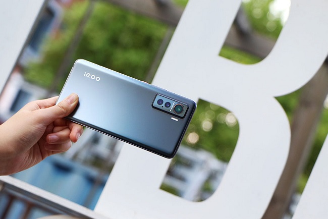 iQOO 5 sử dụng viên pin dung lượng 4.500 mAh