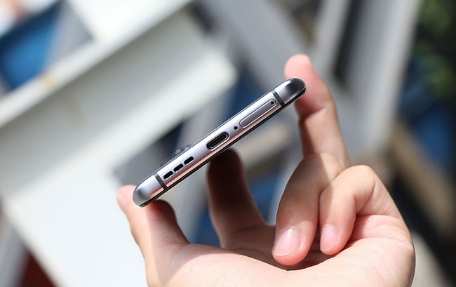 ...và được hỗ trợ sạc nhanh có dây lên đến 55W