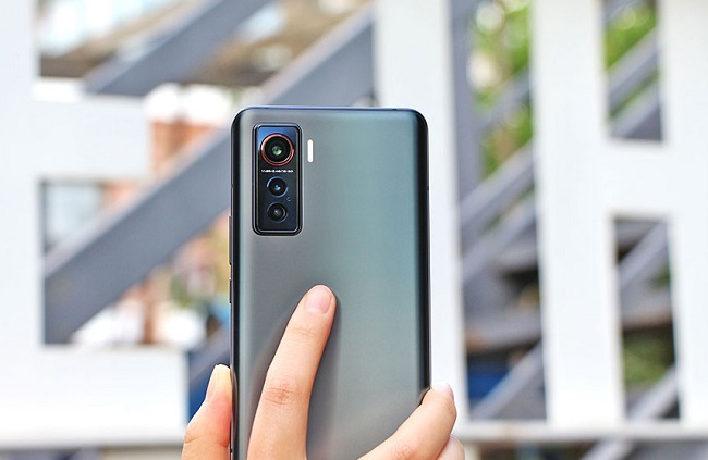 iQOO 5 được bán với giá chỉ từ 13,4 triệu