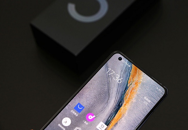 Mặt trước của máy sử dụng màn hình đục lỗ