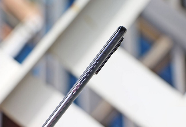 Vivo iQOO 5 mỏng vừa phải