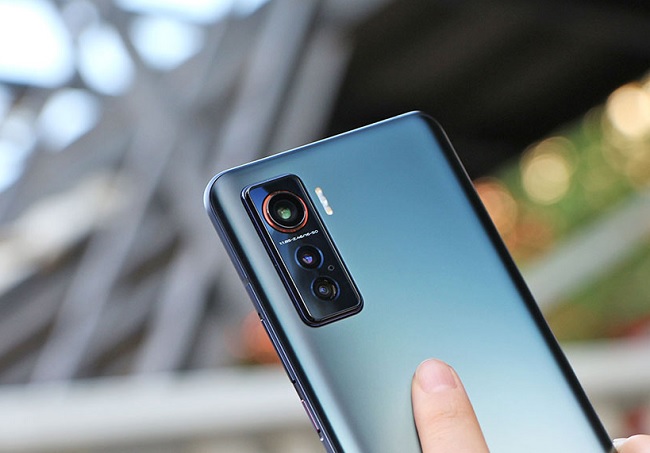 Hệ thống camera sau khiến chúng ta liên tưởng đến Vivo X50