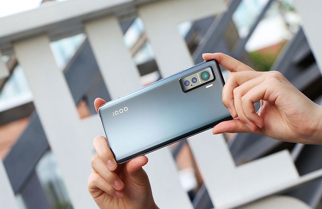Cụm camera khá lạ nhưng rất được Vivo đầu tư về công nghệ và thông số kỹ thuật