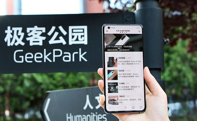 Vivo iQOO 5 được cài đặt sẵn Android 10 và sử dụng giao diện của hãng