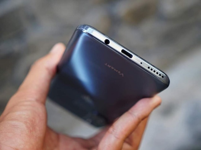 Máy vẫn được giữ lại jack cắm tai nghe 3.5mm, đi kèm viên pin dung lượng 5000mAh, hỗ trợ công nghệ sạc nhanh QC 3.0 với công suất tối đa 18W