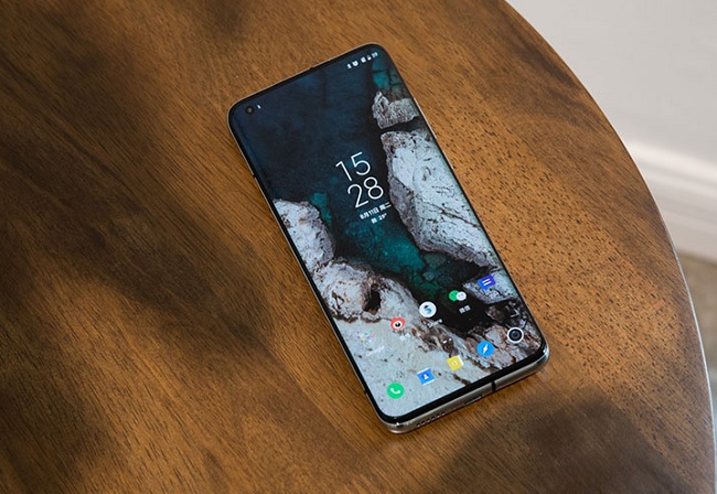 Mi 10 Ultra có một màn hình rộng đem đến trải nghiệm thú vị cho người dùng