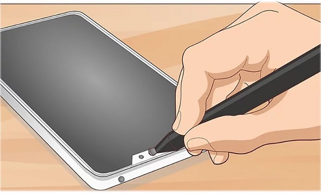 Sử dụng bút vệ sinh lens để lau sạch phần kính bên ngoài camera selfie