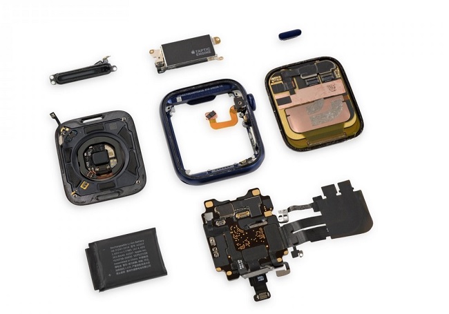 Apple Watch Series 6 sau khi đã được tháo rời từng chi tiết