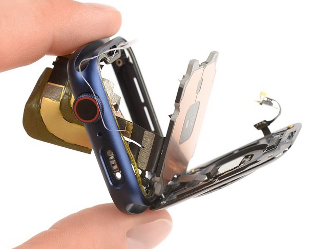 Các ốc vít được tháo ra tách rời từng bộ phận phía dưới pin