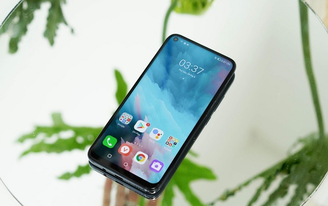 Vsmart Live 4 sở hữu màn hình đục lỗ