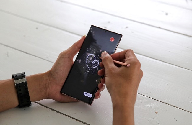 Người dùng cầm S Pen thao tác trên màn hình Galaxy Note 20 Ultra với nét bút tự nhiên và cảm giác chân thực giống như đang trải nghiệm cây viết truyền thống