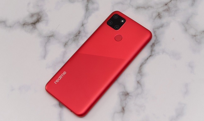 Mặt lưng của Realme C12 được thiết kế cá tính, năng động