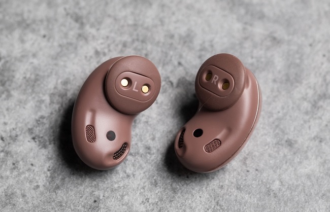 Người dùng có thể sử dụng Samsung Galaxy Buds Live liên tục trong vòng 5 giờ 15 phút khi bật ANC