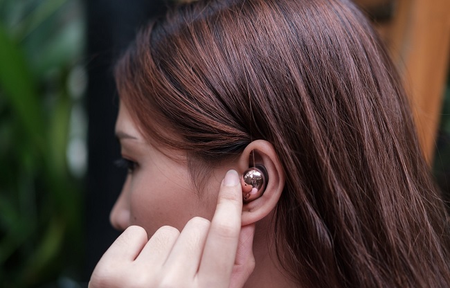 Tai nghe Galaxy Buds Live được trang bị tính năng phát hiện và chủ động giảm nhiễu đầu tiên trên thế giới