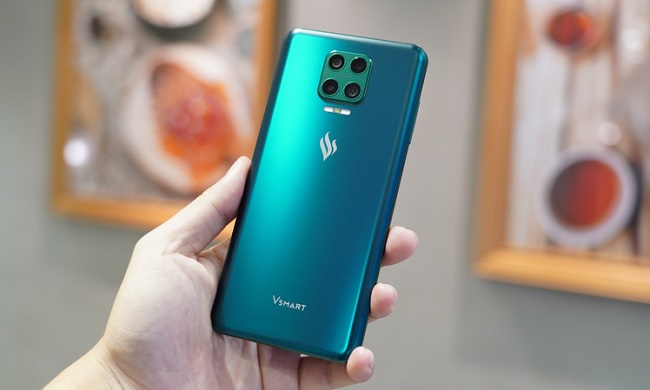 Mặt lưng của Aris được phủ nhám vừa chống bám mồ hôi và vân tay vừa đem lại vẻ đẹp sang trọng