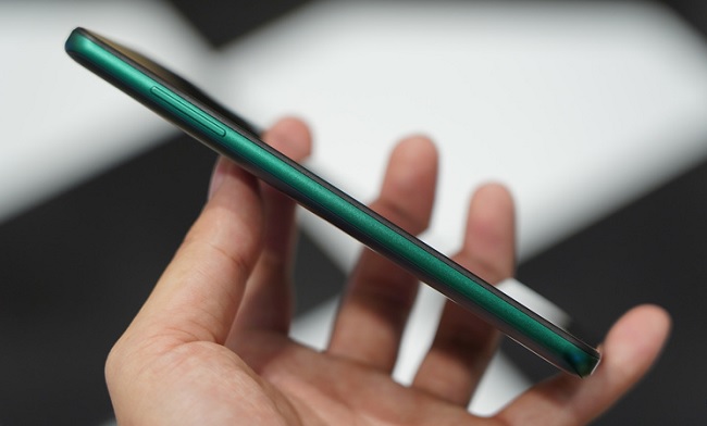 Cạnh trái được bố trí phím tăng giảm âm lượng