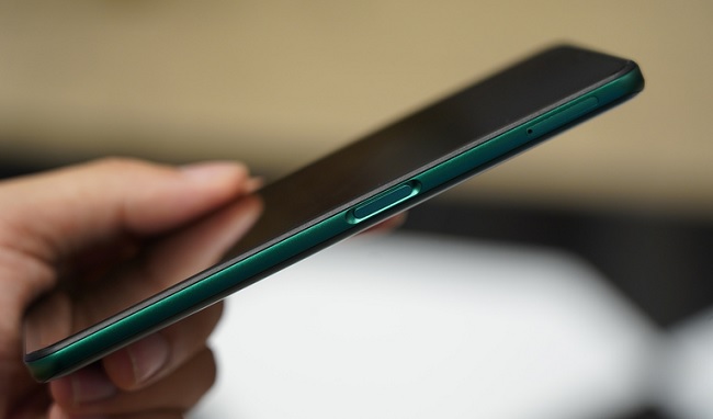 Cạnh phải gồm khe cắm sim và nút nguồn được tích hợp cảm biến vân tay