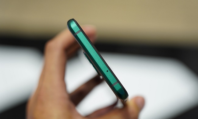 Đỉnh máy có hai dải ăng ten và một mic phụ