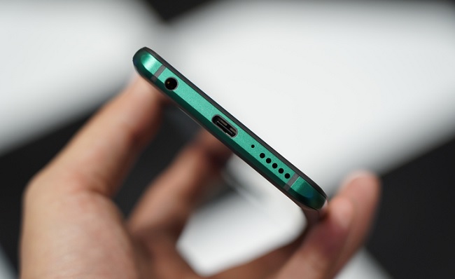 Cạnh đáy cũng có 2 dải ăng ten cùng loa ngoài, mic thoại, cổng USB-C và jack tai nghe 3.5mm