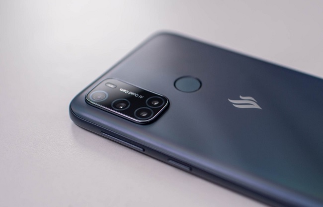 Ngay sát cụm camera là logo của Vsmart và vị trí của cảm biến vân tay