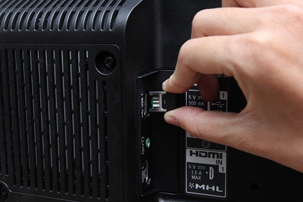 Cắm đầu USB bắt sóng không dây của chuột vào cổng USB của tivi 