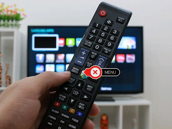 Nhấn phím MENU trên điều khiển TV Samsung