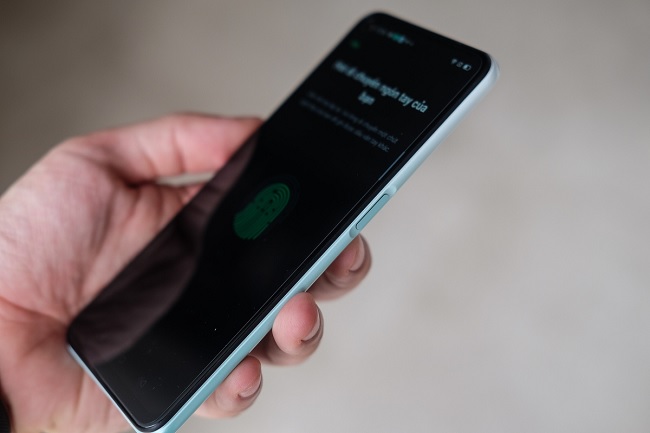 Cảm biến vân tay được đặt trên cạnh bên