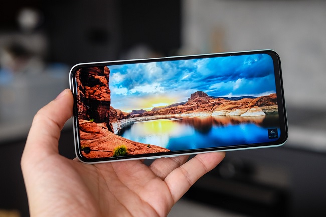 OPPO A52 sở hữu màn hình đục lỗ hiện đại 6.5 inch, độ phân giải full HD+