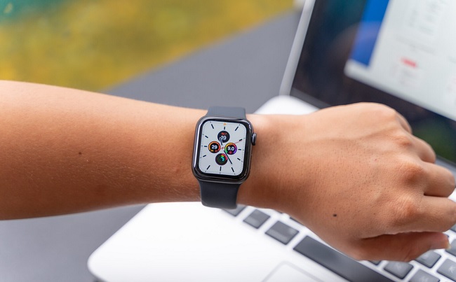 Watch SE không có tính năng màn hình luôn bật nhưng vẫn có thể đo được tiếng ồn và có tính năng phát hiện ngã và gửi cảnh báo khẩn cấp cho người dùng